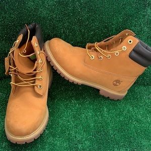 Timberland Womens 6” Waterproof boots Size 8.5